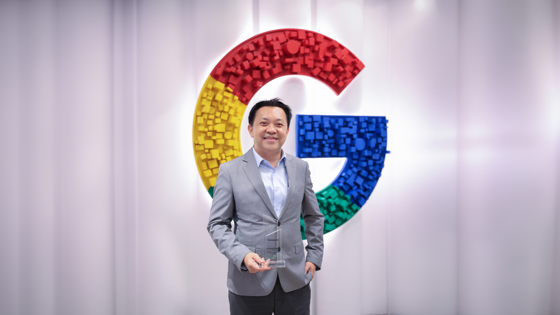 คุณบุรินทร์ เกล็ดมณี รองกรรมการผู้จัดการบริหาร บริษัท เรดดี้แพลนเน็ต จำกัด (มหาชน) รับรางวัล Best Automation Excellence Awards 2024 โดย Google ประเทศไทย
